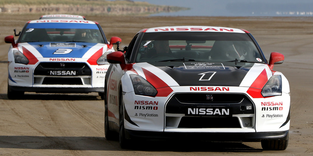 Aksi-Pebalap-Nissan-GT-Academy-Mengemudi-Nissan-GT-R-di-pantai-(2)