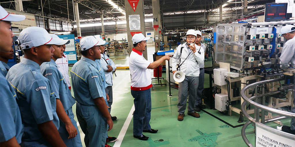 nissan ajak siswa kunjungi pabrik