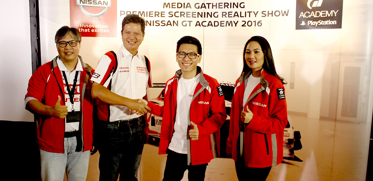 (kiri ke kanan) Vice President Director of Marketing and Sales NMI Davy J. Tuilan, President Director NMI Antonio 'Toti' Zara, Runner-up Best Driver Nissan GT Academy 2016 Raditya Indera, Brand Ambassador dan Mentor Nissan GT Academy 2016 Diandra Gautama berfoto bersama sesaat setelah acara Premiere Screening Reality TV Show Nissan GT Academy 2016 selesai.