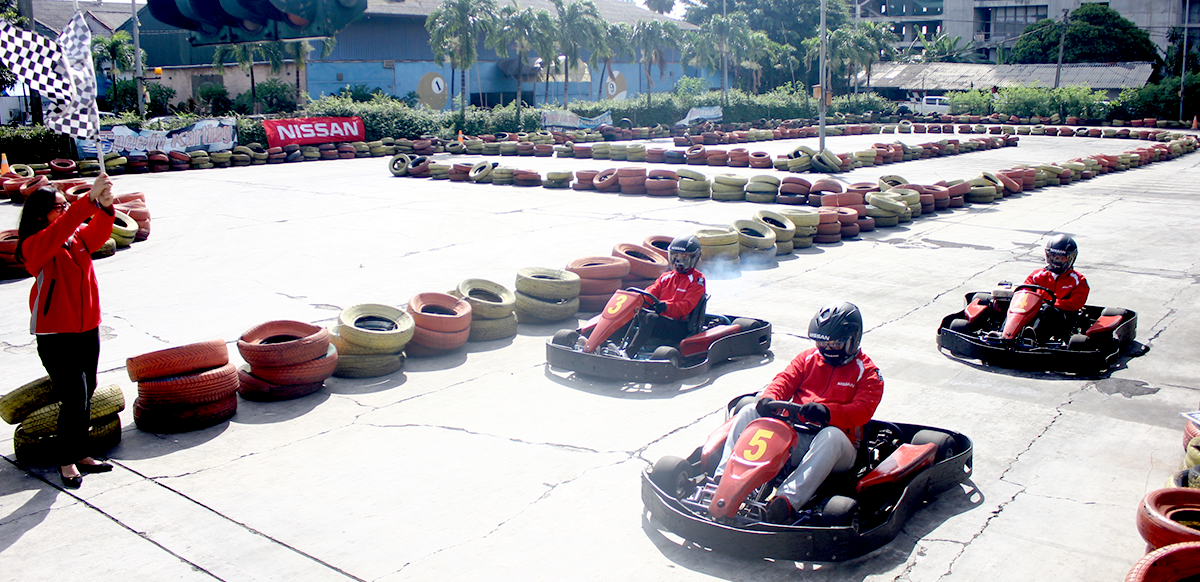 Vice President Director of Marketing and Sales NMI Davy J. Tuilan, Brand Ambassador dan Mentor Nissan GT Academy 2016 Diandra Gautama, serta Runner-up Best Driver Nissan GT Academy 2016 Raditya Indera saat membuka Media Go-Kart Competition di sela-sela acara Premiere Screening Reality Show Nissan GT Academy 2016.