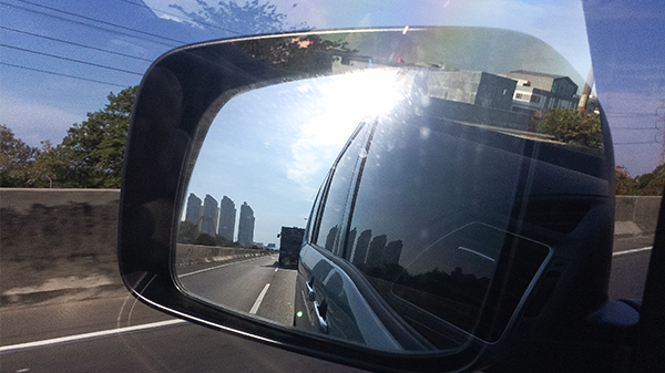 Tidak Melihat Menggunakan Spion