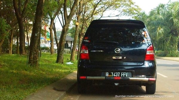 parkir di tempat teduh